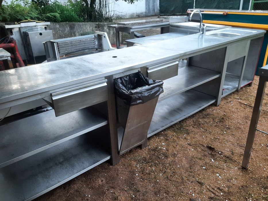 Bancada em inox com pia e torneira