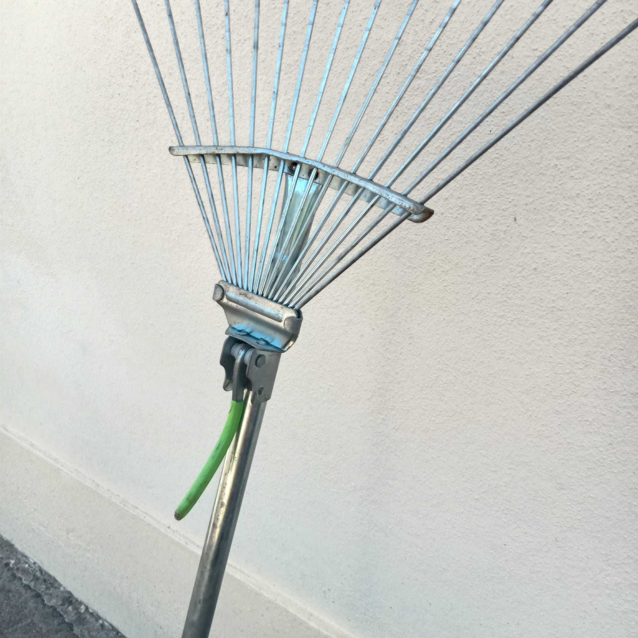 ancinho de folhas desdobráveis