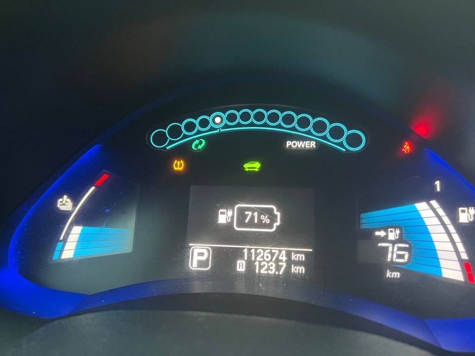 Продам nissan leaf