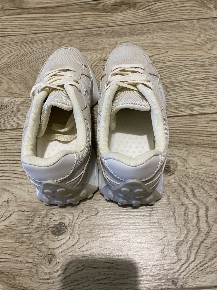 Beżowe sneakersy 36