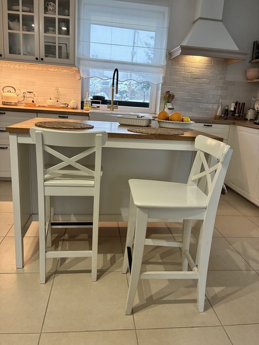 Dwa hokery , krzesła barowe .