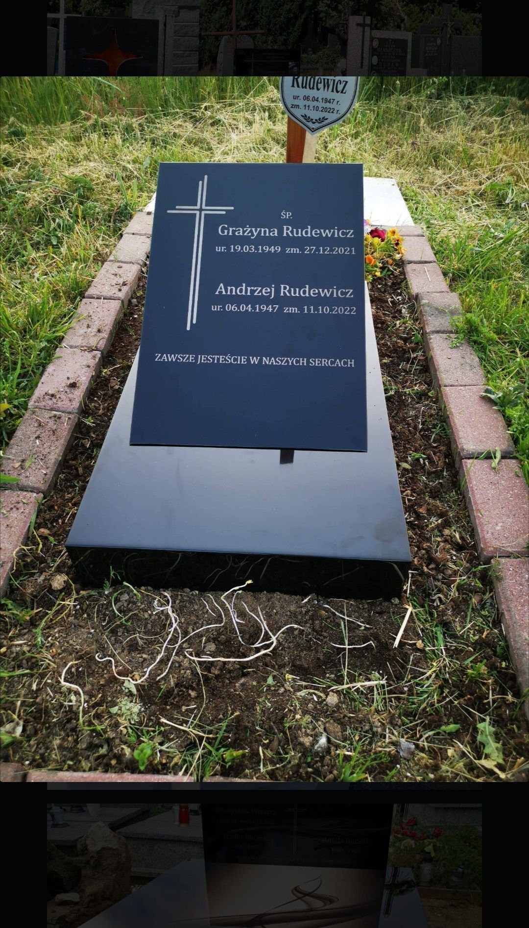Tani nagrobek urnowy Kompozyt 2100 zł z montażem Cały Kraj.