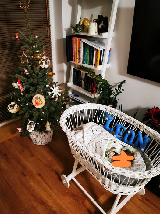 Wiklinowy kosz Mojżesza w kolorze białym