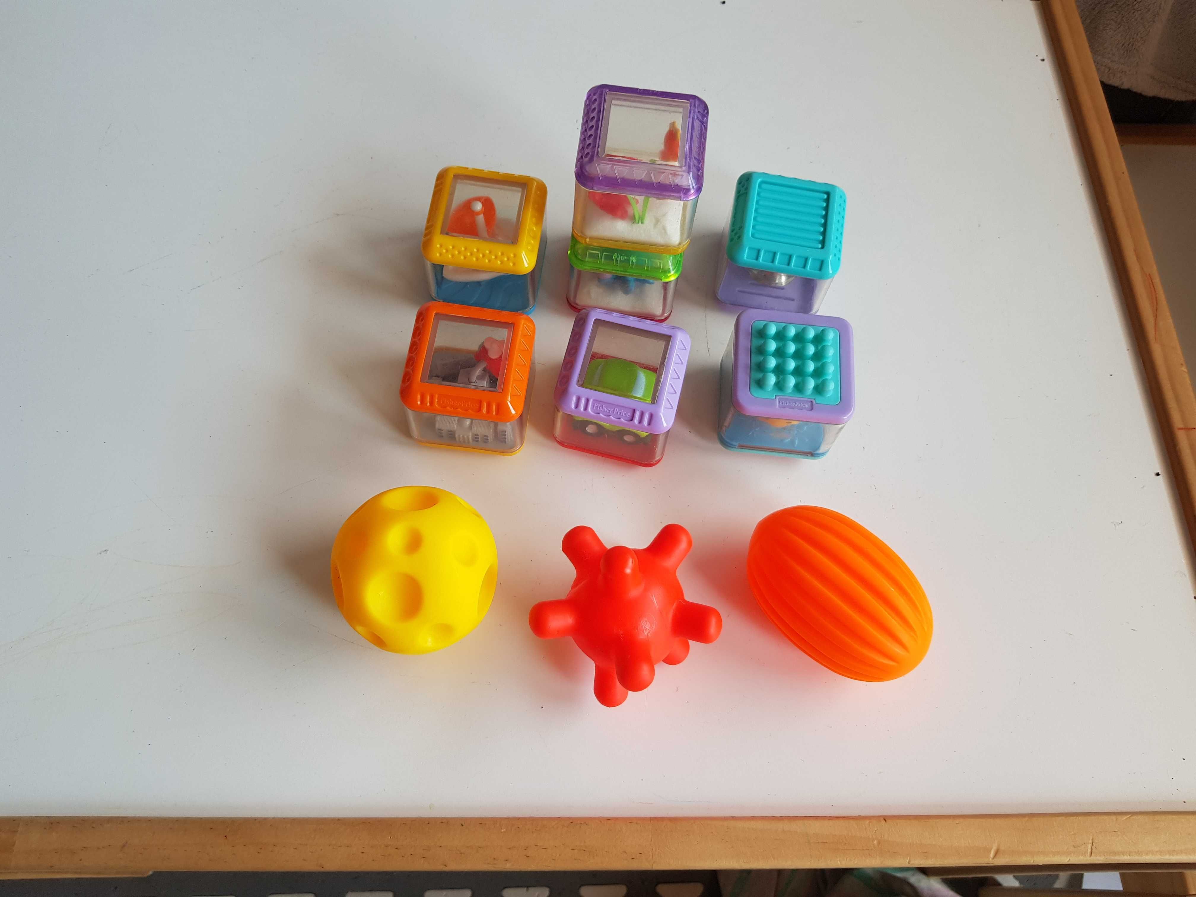 Sensoryczne klocki Fisher Price + piłeczki