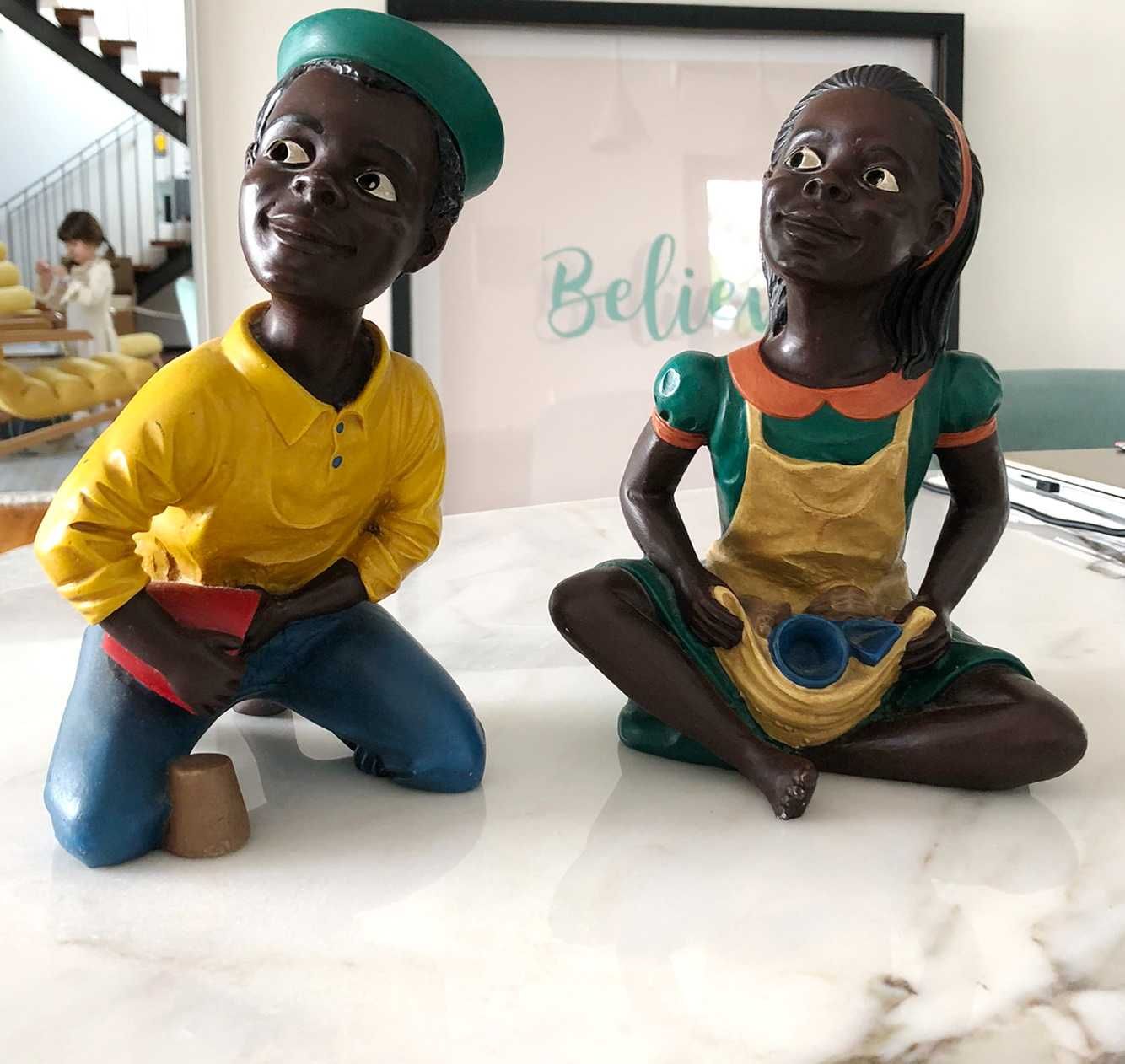 Conjunto de 2 figuras em cerâmica pintada