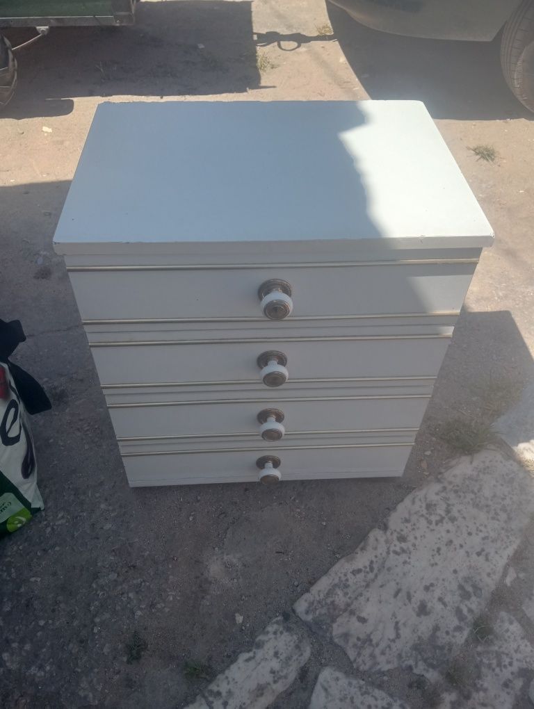 Mesa de cabeceira em bom estado
