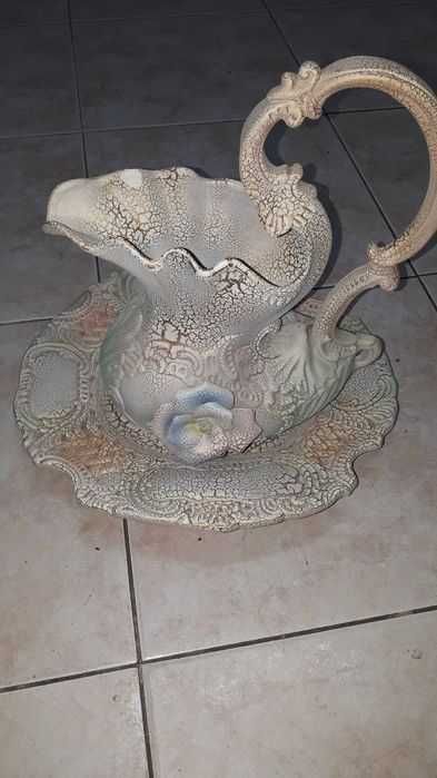 Jarro com prato antigo