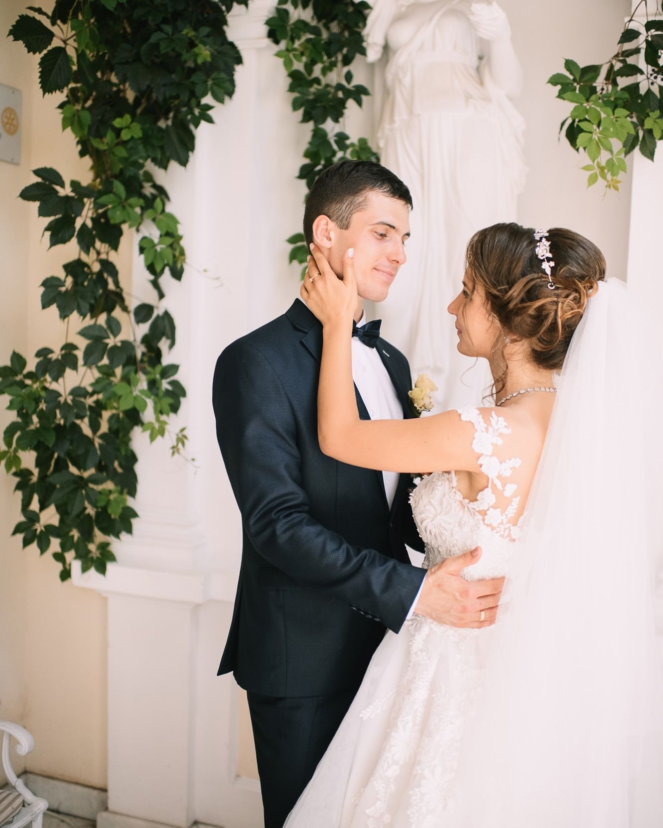 Сукня весільна зі шлейфом фатинова