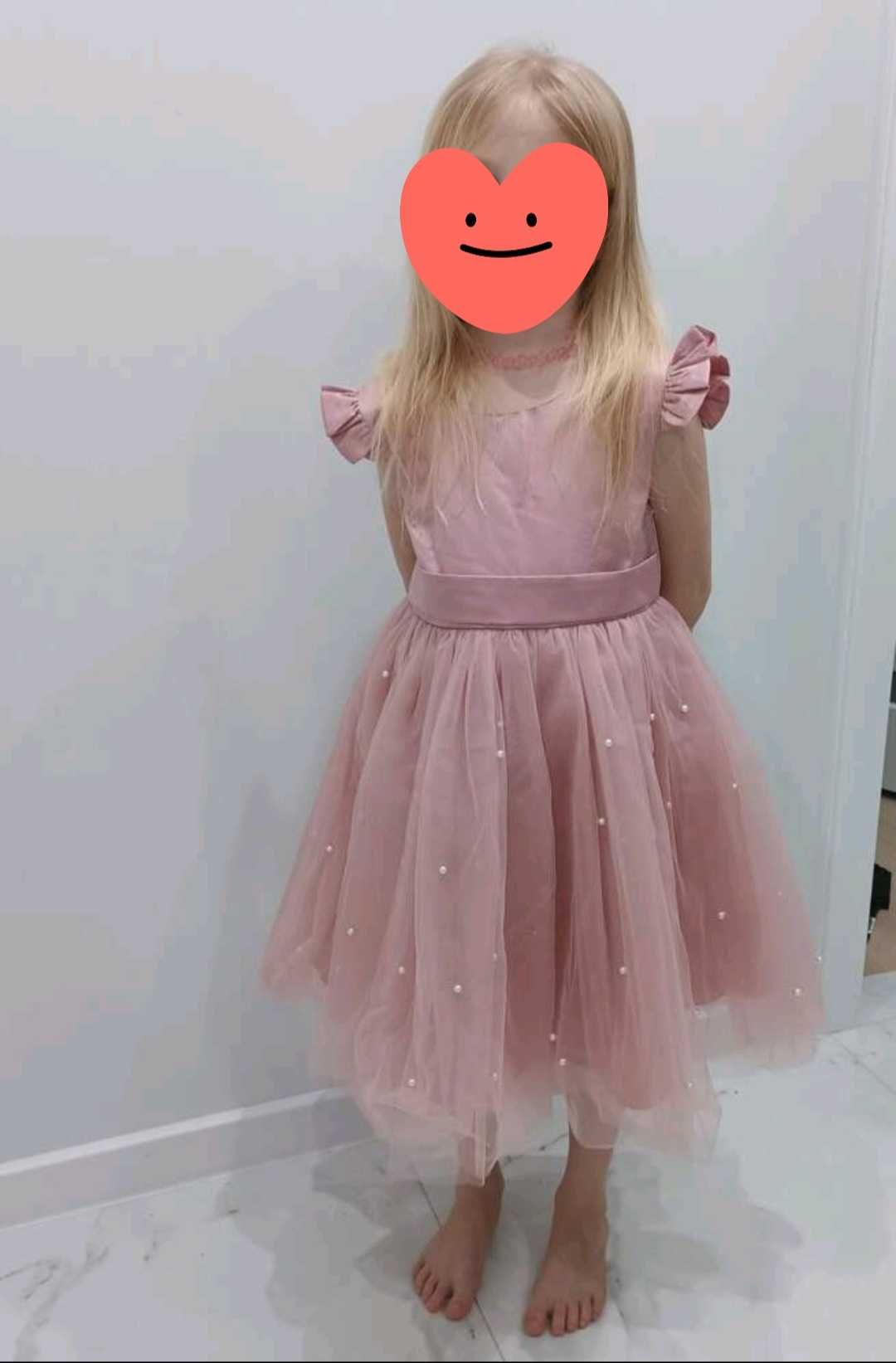 Elegancka sukienka w stylu księżniczki z tiulu z falbankami