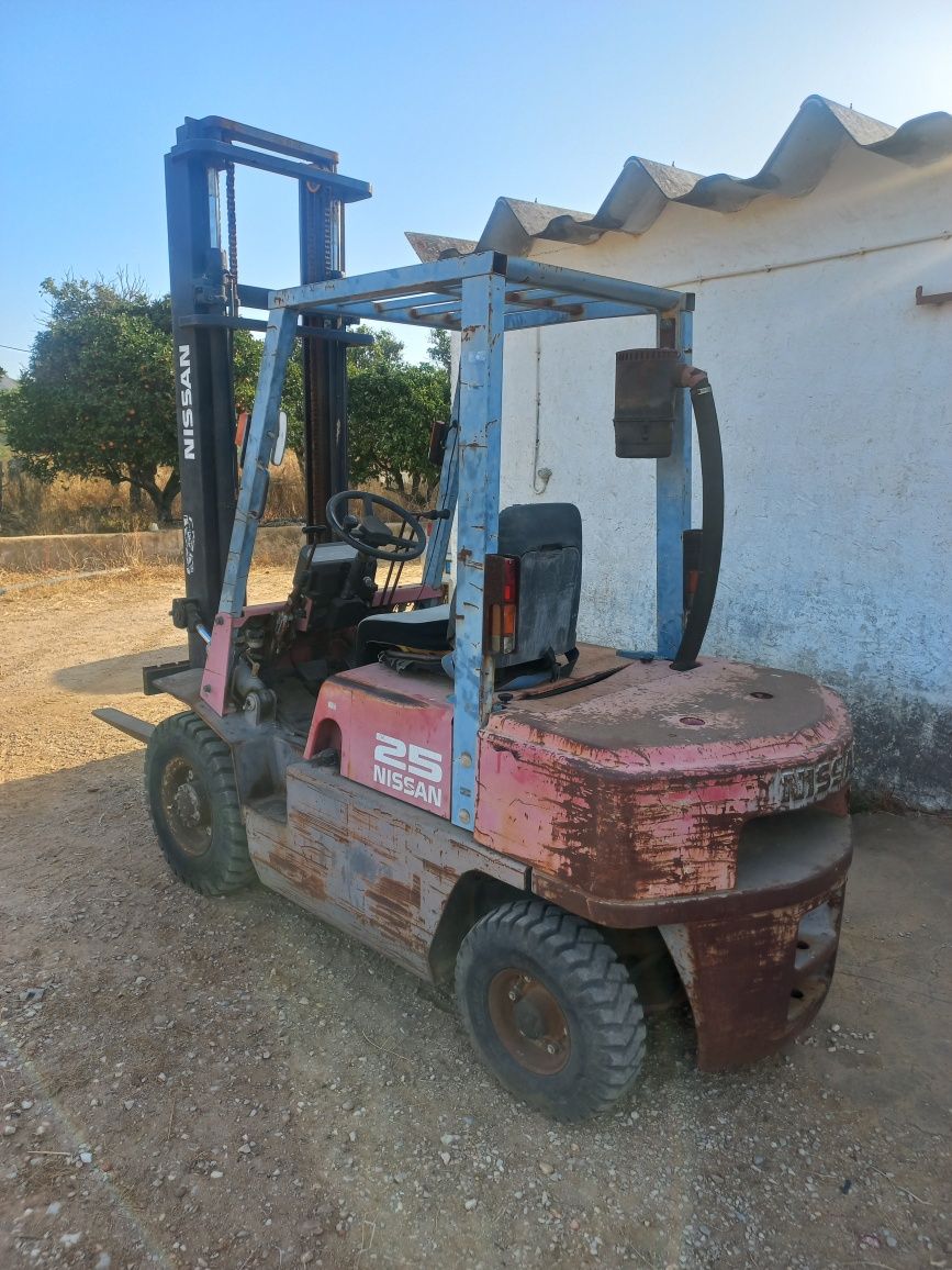 Empilhador Nissan 2500kg Diesel