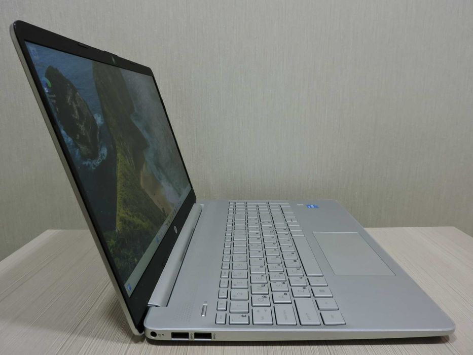 Шестиядерный HP /15.6" /Core i3-1215U/ОЗУ 16GB/SSD 256/UHD