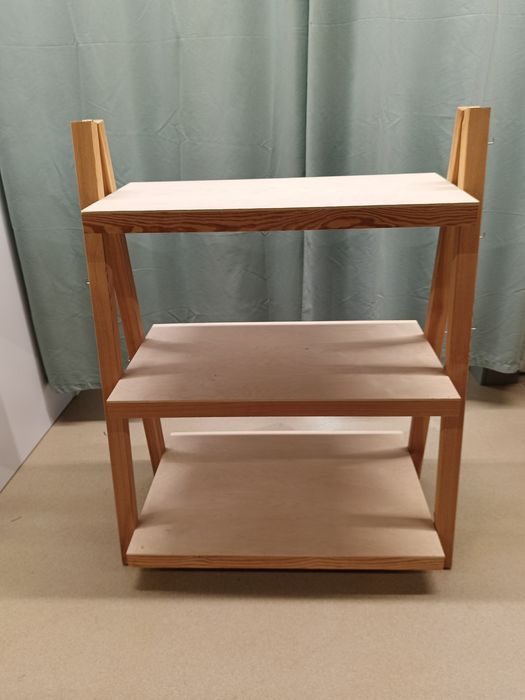 Regał drewniany z półkami