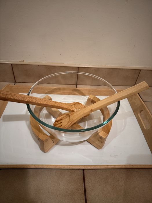 Szklana duża misa do sałatek z drewnianymi łyżkami