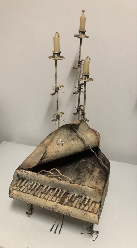 Castiçal em chapa de metal