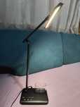 Wielofunkcyjna lampka biurkowa LED z ładowarką 2w1