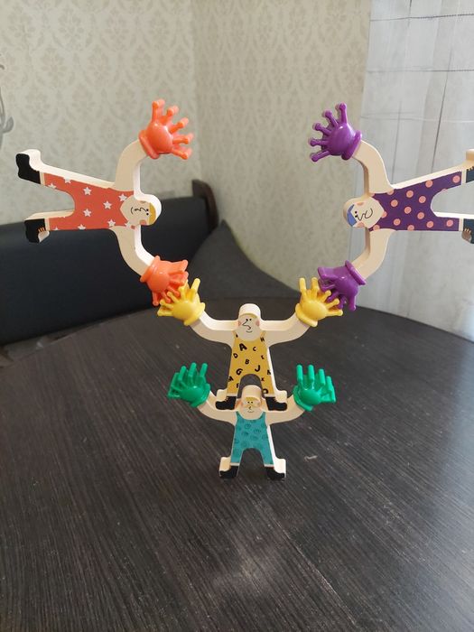 Дерев'яна гра- балансир Циркачі- акробати