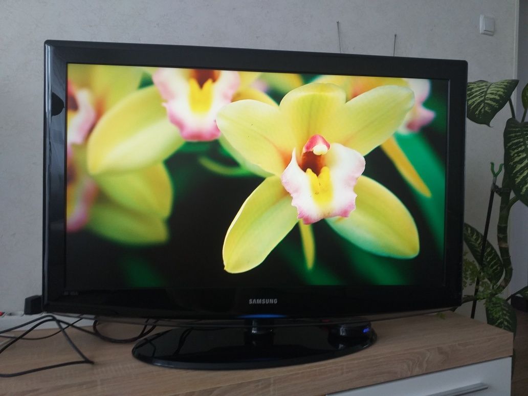 Шикарный SAMSUNG 32" Full HD.