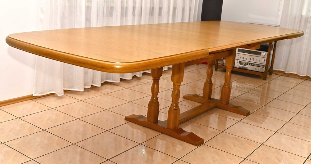 stół i  8 krzeseł tapicerowanych produkcji Swarzędzkich Fabryk Mebli