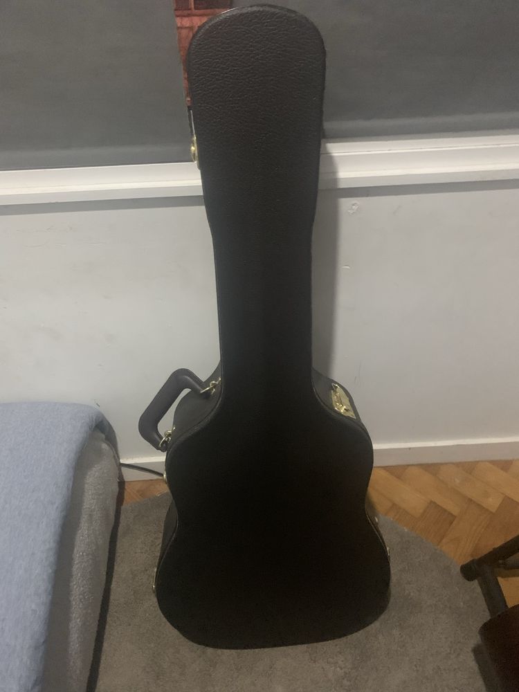 taylor guitar whit hard case
