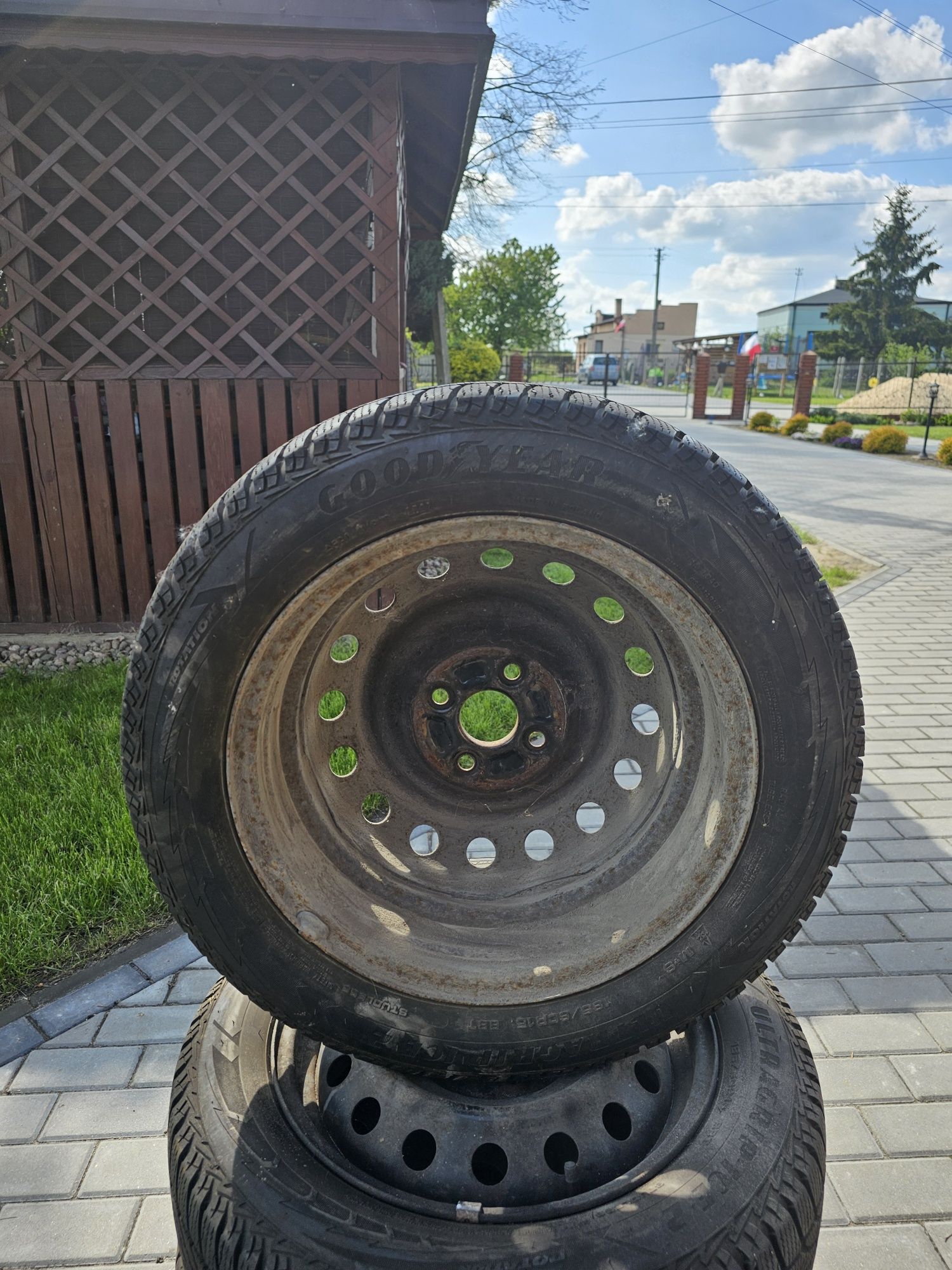 Opony zimowe Goodyear na stalowych felgach