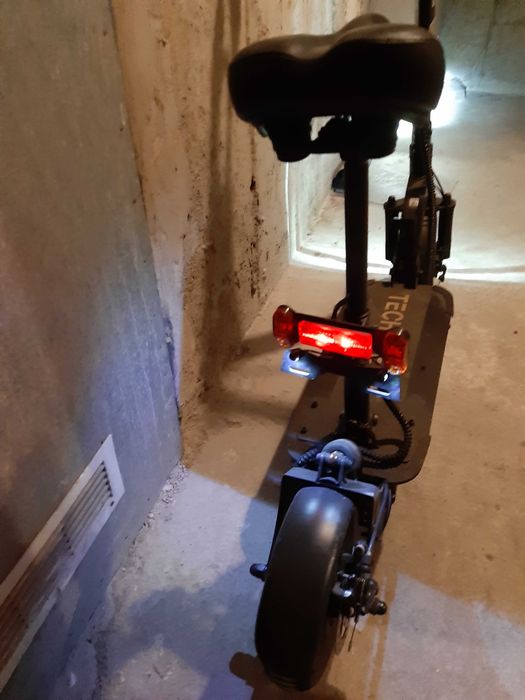 Hulajnoga elektryczna Techlife L5, z siodełkiem i światłami.