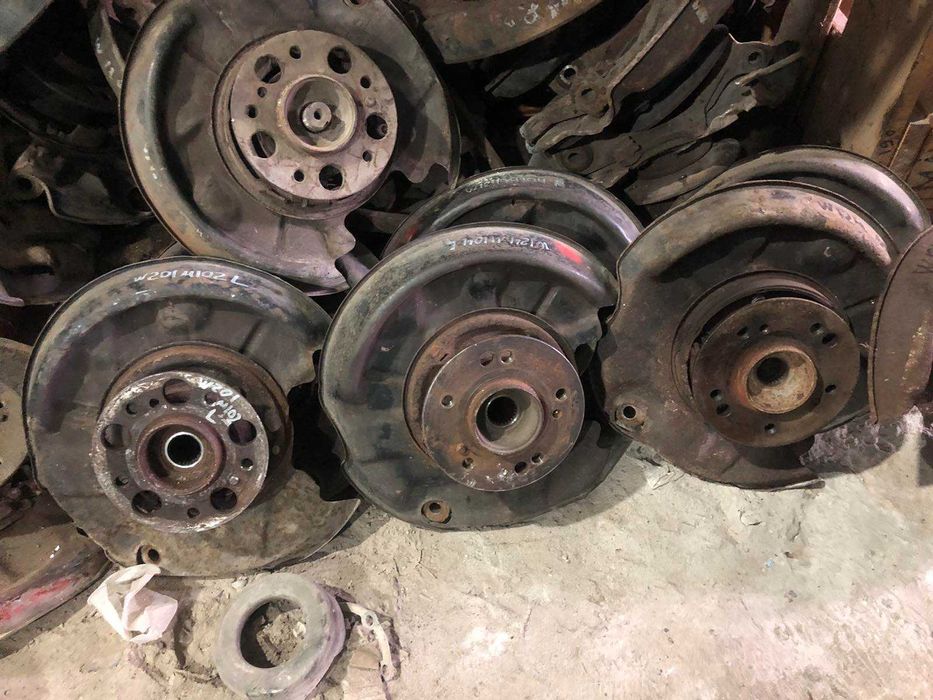 Передні та задні ступиці, кулаки, цапфи Mercedes Benz