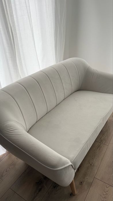 SOFA na drewnianych nóżkach