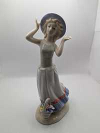 Винтажная фарфоровая статуэтка девушка с цветами Европа 22см
