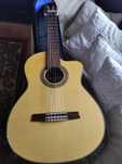 Guitarra Clássica Valência com saco e com acessórios.