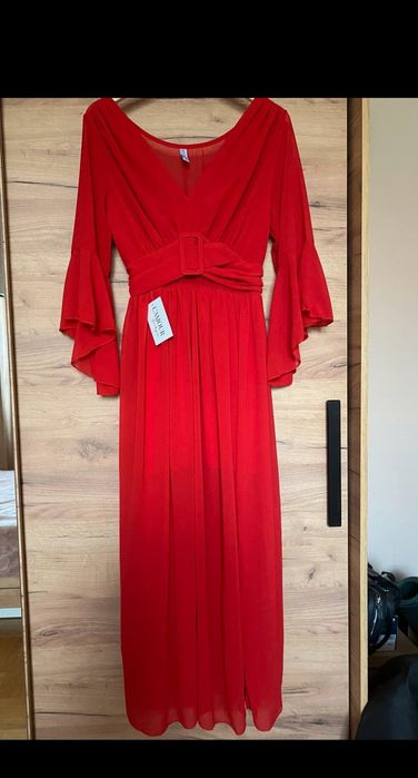 Czerwona sukienka z długim rękawem pasek z klamrą lou tilda