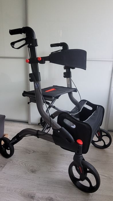 Chodzik dla seniora balkonik czterokołowy