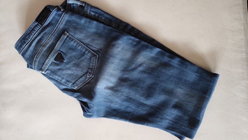 Calça de ganga da marca GUESS