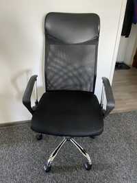 Krzesło biurowe z poduszką na lędźwie