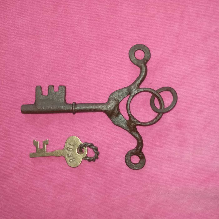 Ключ от замка старинный.Возможно от Часов
