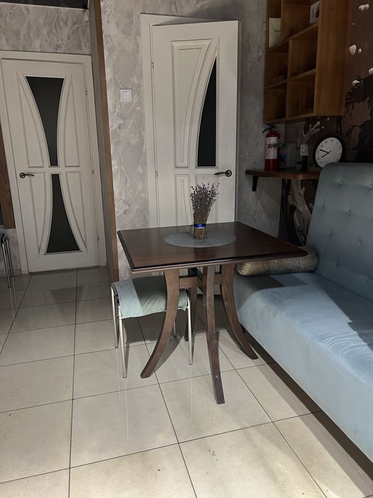 Обідній стіл з темного дерева