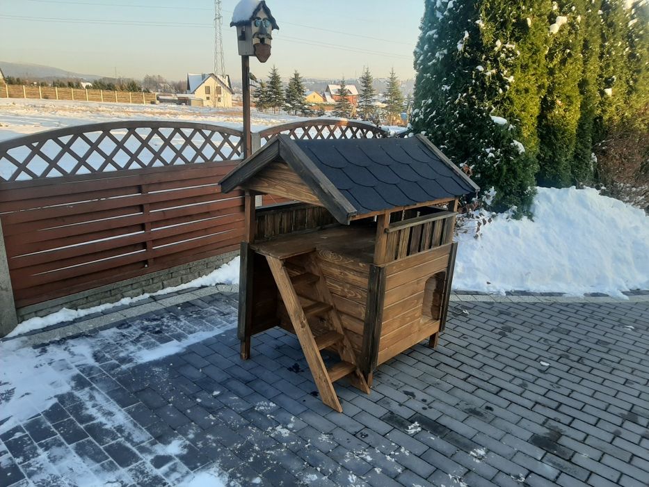 Buda dla psa lub kota z poddaszem