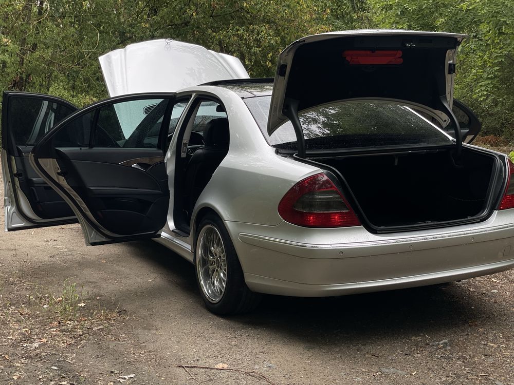 Mercedes-Benz E-Class W211