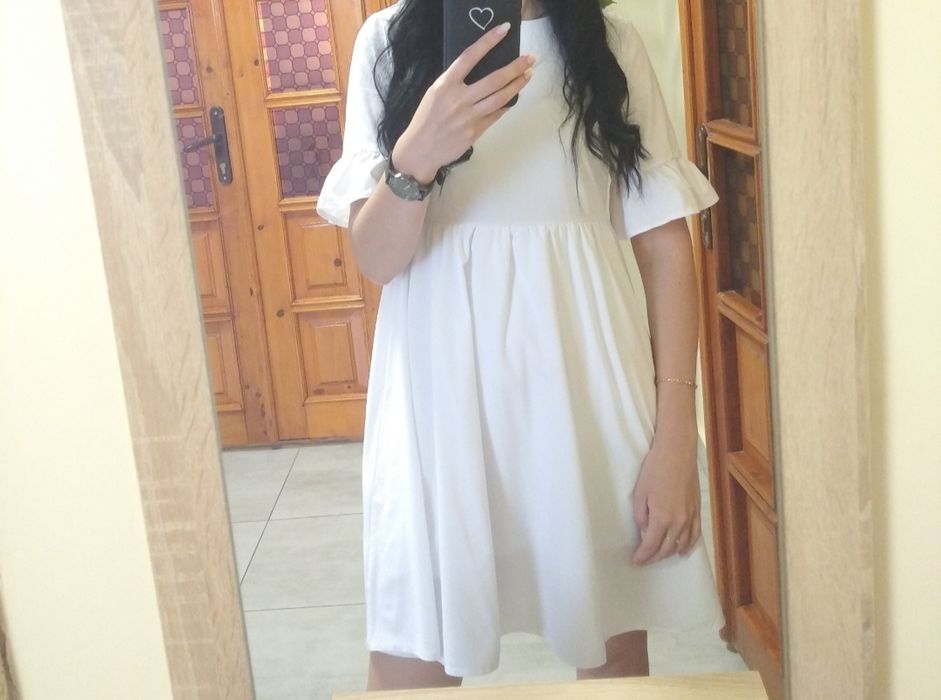 Біла легенька сукня