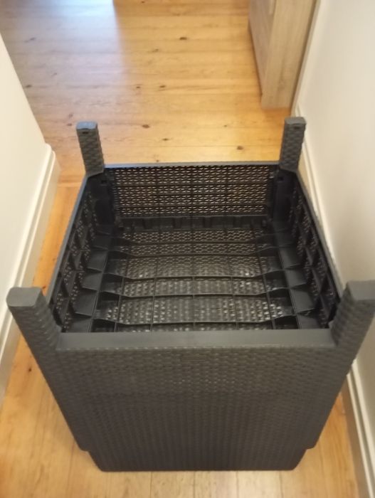 Vendo uma mesinha com uma cadeira