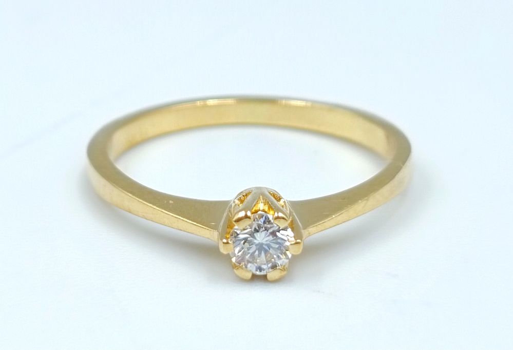 Złoty pierścionek z diamentem 0,15CT W.KRUK 585