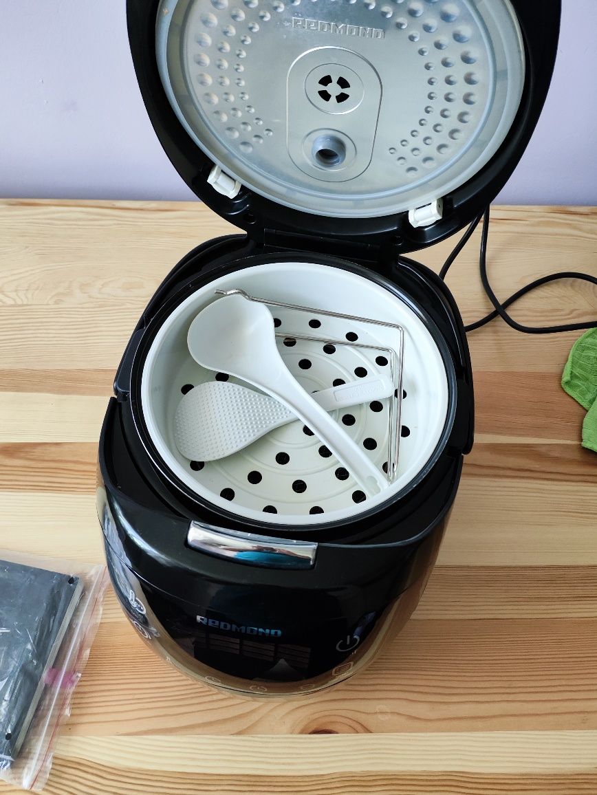 Sprzedam multicooker redmond
