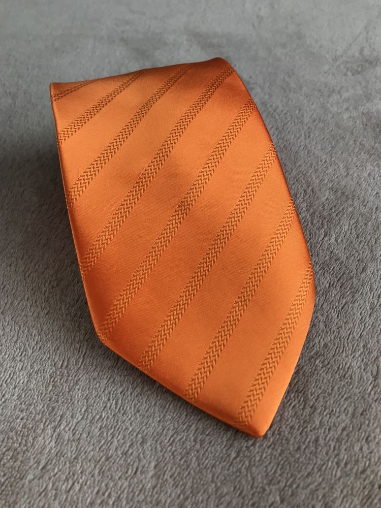 Pomarańczowy krawat w delikatne paski męskj żakardowy