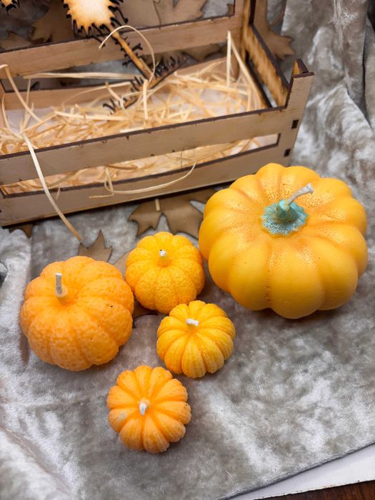 Piękny zestaw świec świeczek dynie w drewnianej skrzynce ze strachem