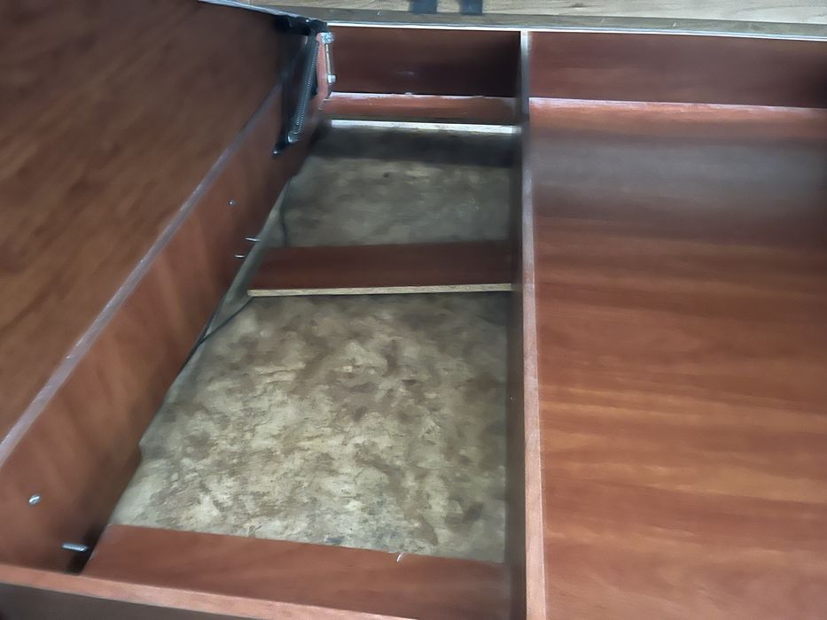 Двоспальне ліжко з каркасним матрацом з підйомником з нішею для постіл