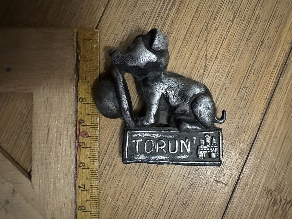 Magnes piesek z kapeluszem z Torunia Toruń
