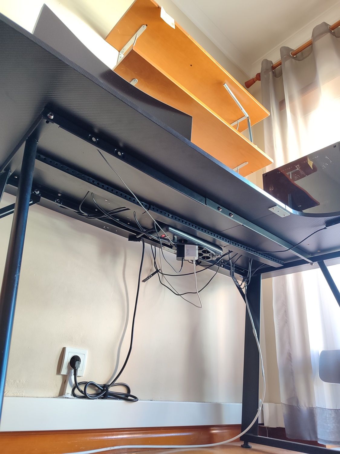 Secretária Gaming em Fibra de Carbono
