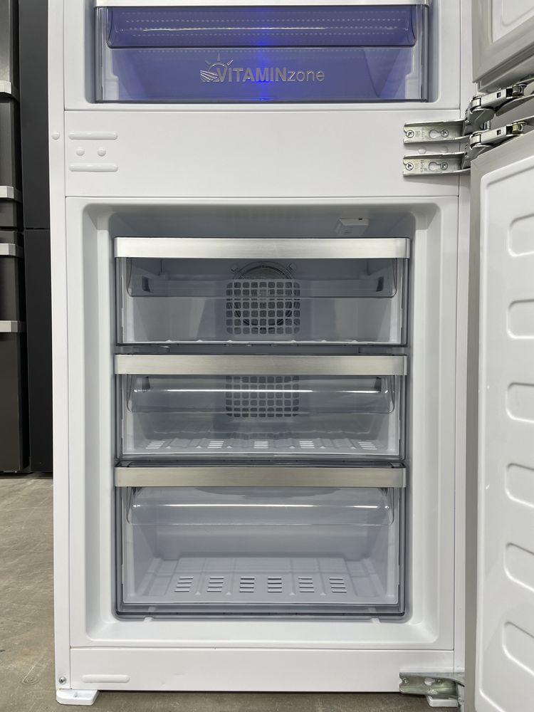 Вбудований Холодильник з морозильною камерою Grundig GKNI25940N