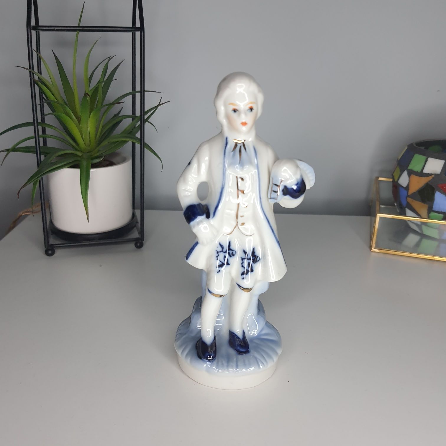 Stara figurka porcelanowa młodzieńca barokowego NOWA