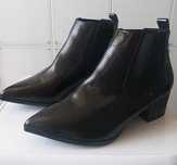 Botins Novos Clássicos, de cor preta