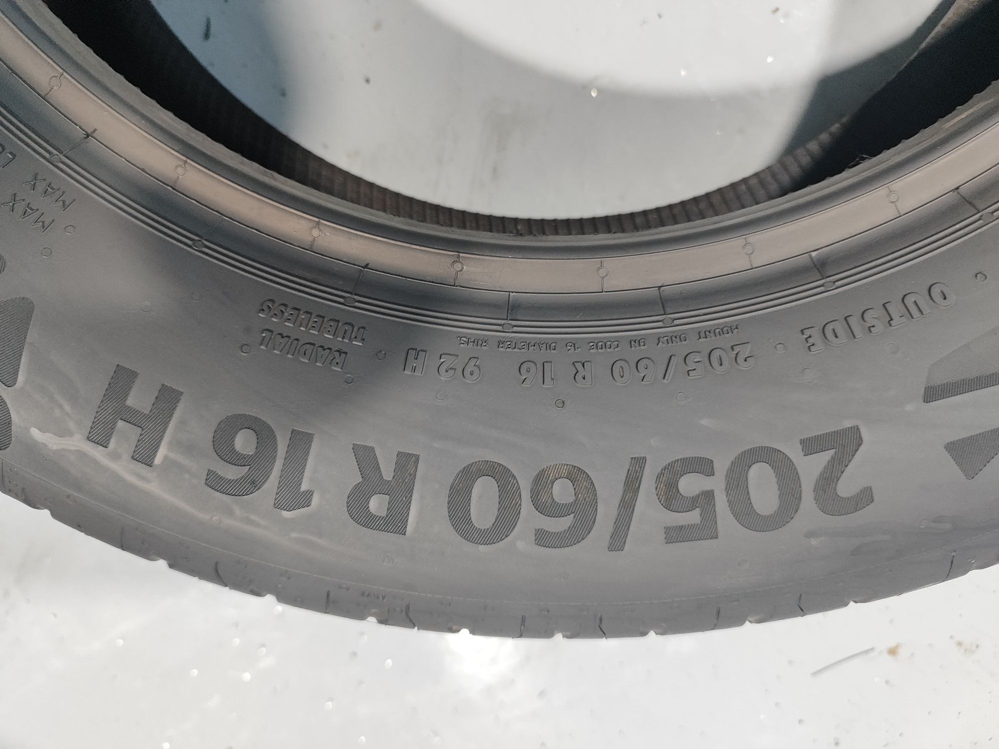 2 pneus semi novos 205-60R16 Continental - Oferta dos Portes